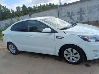 2013 Kia Rio 5-speed III, белый, 750000 рублей, вид 5