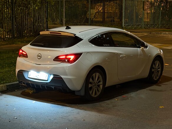 2013 Opel Astra GTC J Рестайлинг, белый, 950000 рублей - вид 1