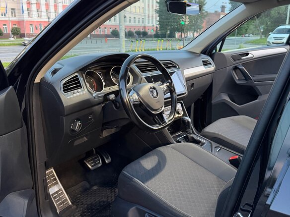 2017 Volkswagen Tiguan II, чёрный, 1900000 рублей - вид 9