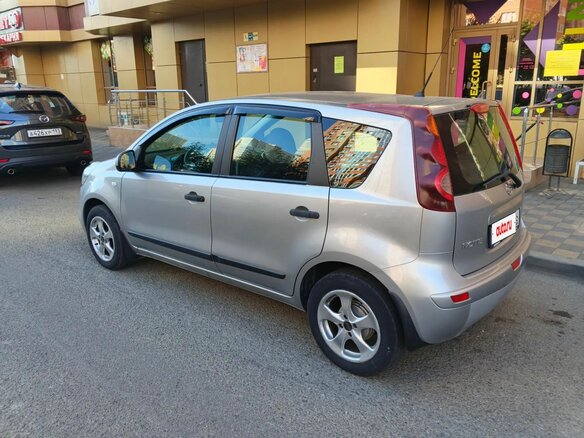 2012 Nissan Note I Рестайлинг, серебристый - вид 2