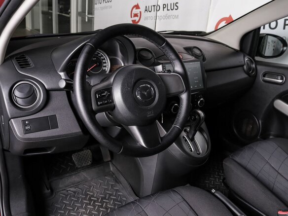 2012 Mazda 2 II Рестайлинг (DE2), красный, 970000 рублей - вид 6