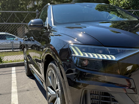 2019 Audi Q8 55 TFSI I (4M), чёрный, 6329000 рублей, вид 5