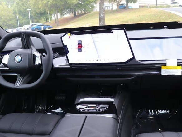 2026 BMW 7 серии 740 xDrive VII (G70) Рестайлинг, чёрный, 15973868 рублей - вид 14