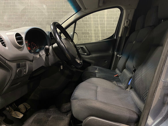 2010 Peugeot Partner, серый, 650000 рублей - вид 10