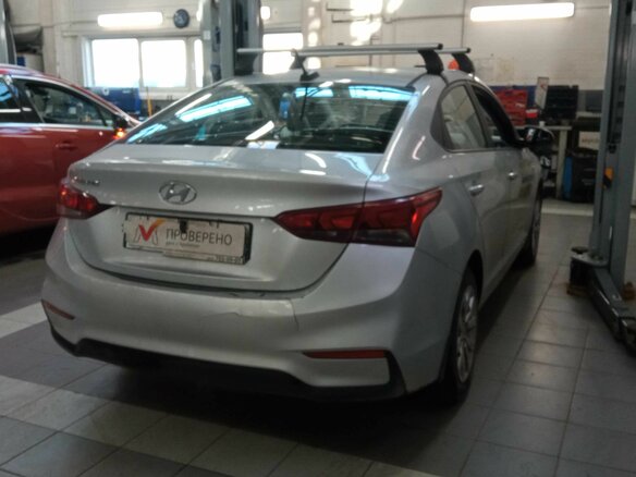 2018 Hyundai Solaris II, серебристый, 699000 рублей - вид 2