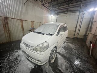 2000 Nissan Serena II (C24), белый, 525000 рублей, вид 1