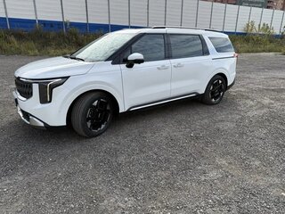 2023 Kia Carnival IV Рестайлинг, белый, 6000000 рублей, вид 1