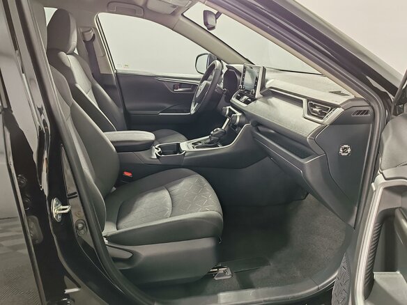2021 Toyota RAV4 V (XA50), чёрный, 3245000 рублей - вид 15