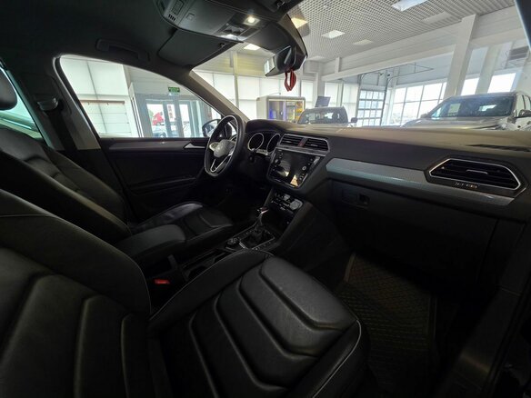 2021 Volkswagen Tiguan II Рестайлинг, чёрный, 3099000 рублей - вид 22