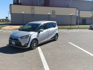 2015 Toyota Sienta II, серебристый, 1260000 рублей, вид 1