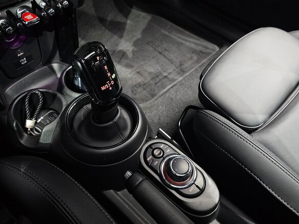 2022 Mini Hatch Cooper III (F55/F56) Рестайлинг 2, бежевый, 1870000 рублей - вид 21