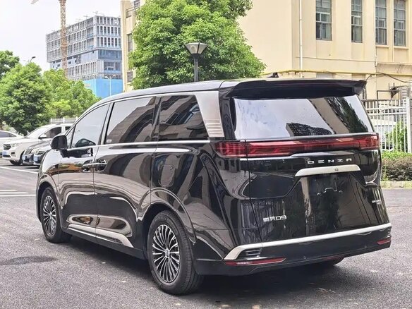 2026 Denza D9 I, чёрный, 7659001 рублей - вид 4
