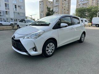 2019 Toyota Vitz III (XP130) Рестайлинг, белый, 820000 рублей, вид 1