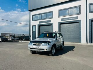 2013 Chevrolet Niva I Рестайлинг, серебристый, 649999 рублей, вид 2