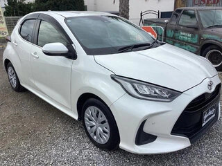 2024 Toyota Yaris IV, белый, 896002 рублей, вид 3