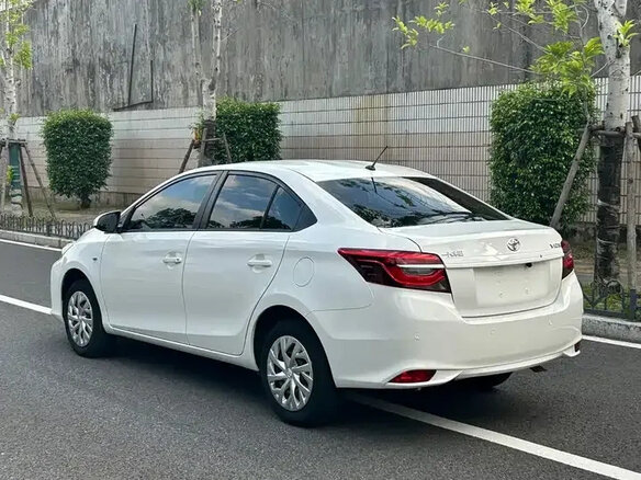 2022 Toyota Vios III Рестайлинг, белый - вид 1