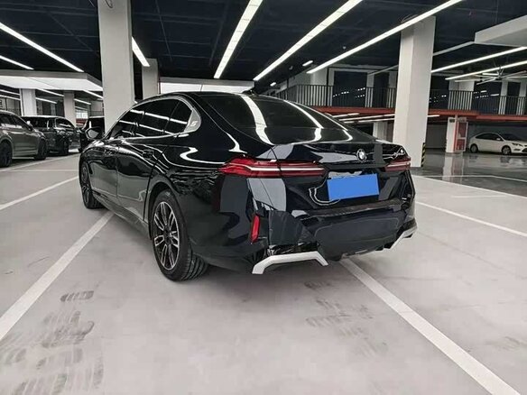 2024 BMW 5 серии Long 525Li VIII (G60/G61/G68), чёрный, 5665000 рублей - вид 3