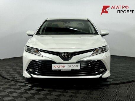 2019 Toyota Camry VIII (XV70), белый, 2385000 рублей, вид 3