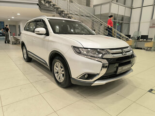 2017 Mitsubishi Outlander III Рестайлинг 2, белый, 2099000 рублей, вид 3