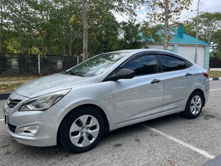 2015 Hyundai Solaris I Рестайлинг, серебристый, 750000 рублей, вид 1