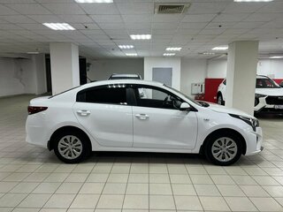 2021 Kia Rio IV Рестайлинг, белый, 1690000 рублей, вид 4