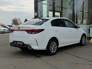 2021 Kia Rio IV Рестайлинг, белый, 1930000 рублей, вид 5