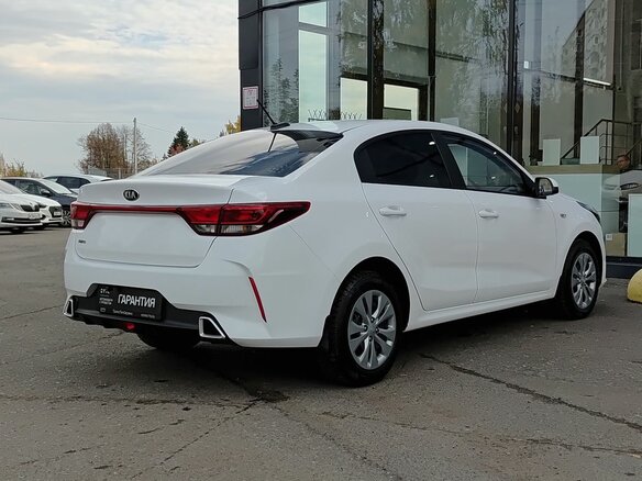 2021 Kia Rio IV Рестайлинг, белый, 1930000 рублей - вид 4