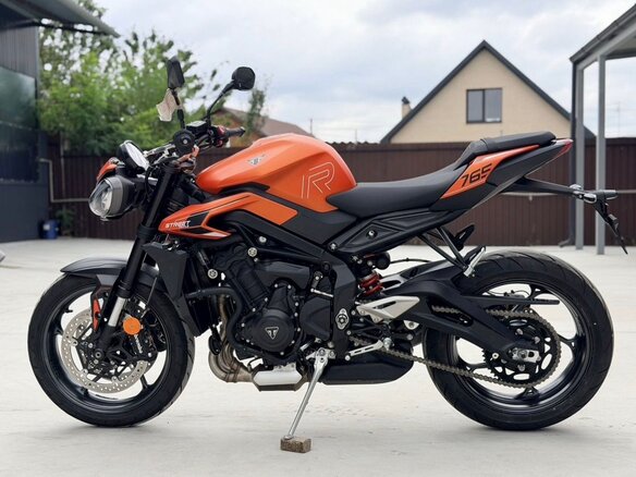 2025 Triumph Street Triple, оранжевый, 1230000 рублей - вид 3