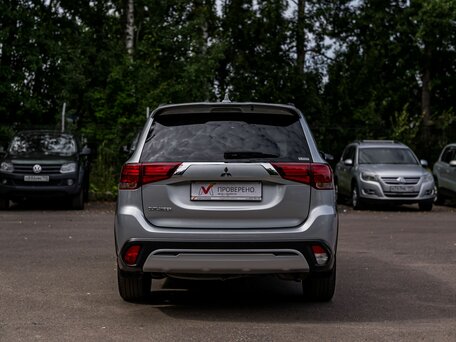 2022 Mitsubishi Outlander III Рестайлинг 3, серый, 2369000 рублей, вид 4