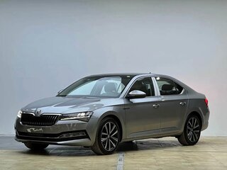2023 Skoda Superb III Рестайлинг, серебристый, 2190000 рублей, вид 1