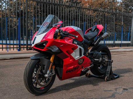 2024 Ducati Panigale V4, пурпурный, 5700000 рублей, вид 1