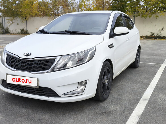 2014 Kia Rio 6-speed III, белый, 900000 рублей - вид 1