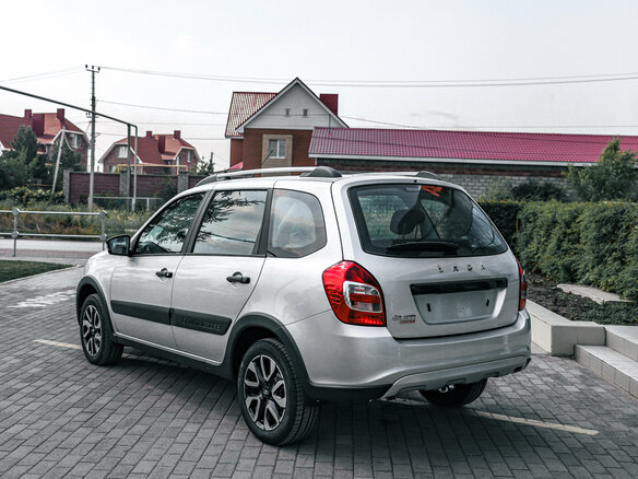 2026 Lada (ВАЗ) Granta Cross I Рестайлинг, серебристый - вид 2