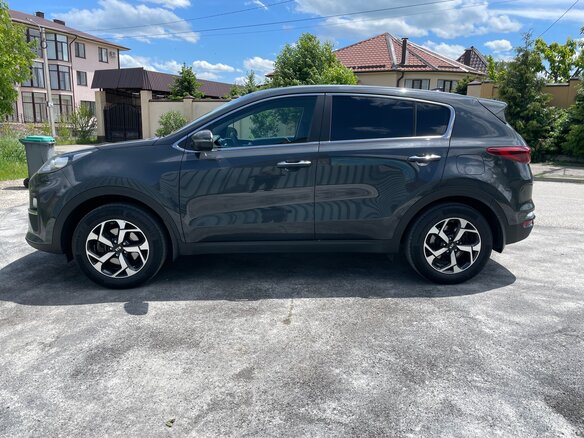 2021 Kia Sportage IV Рестайлинг, серый, 1750000 рублей - вид 5