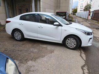 2017 Kia Rio IV, белый, 1300000 рублей, вид 4