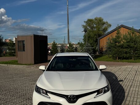 2019 Toyota Camry VIII (XV70), белый, 2600000 рублей, вид 4