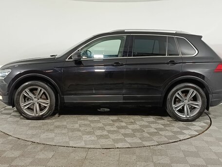 2017 Volkswagen Tiguan II, чёрный, 2440000 рублей, вид 4