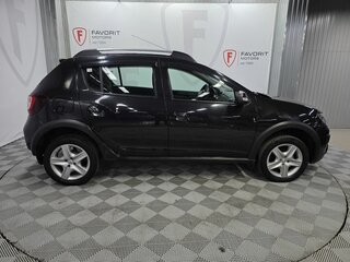 2018 Renault Sandero Stepway II, чёрный, 1100000 рублей, вид 4