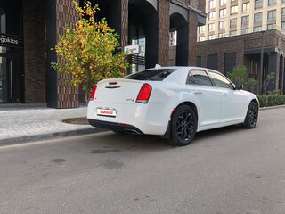 2017 Chrysler 300C II Рестайлинг, белый, 2600000 рублей, вид 4