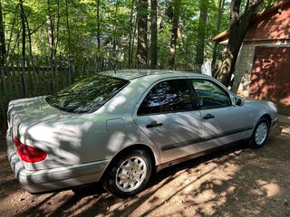1997 Mercedes-Benz E-Класс 220 II (W210, S210), серебристый, 620000 рублей, вид 2