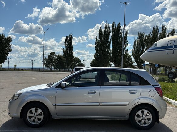 2011 Kia Rio II Рестайлинг, серебристый, 649000 рублей - вид 9