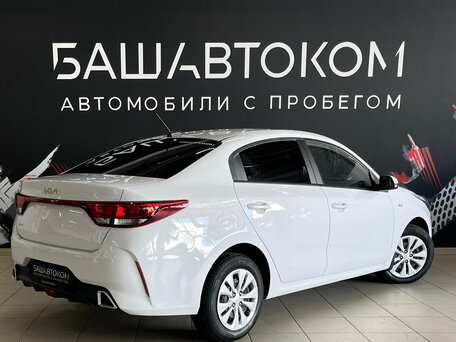 2021 Kia Rio IV Рестайлинг, белый, 1484000 рублей, вид 5