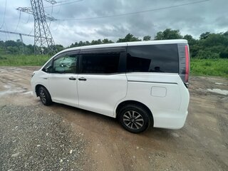 2017 Toyota Esquire I Рестайлинг, белый, 1650000 рублей, вид 4
