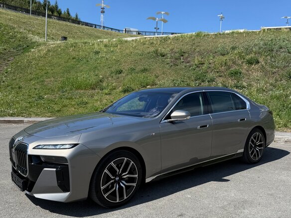 2025 BMW 7 серии 740d xDrive VII (G70), серый - вид 4