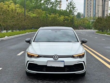 2024 Volkswagen Golf VIII Рестайлинг, серый, 1840000 рублей, вид 2