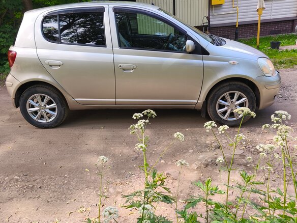 2002 Toyota Vitz I (P10), серый, 370000 рублей - вид 2