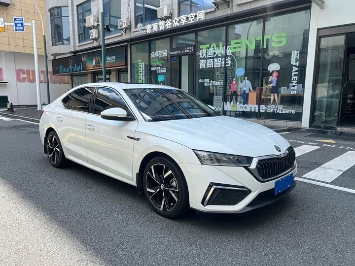 Открыть фотографии: Skoda Octavia IV (A8)