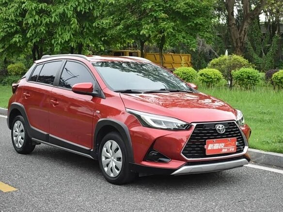 2023 Toyota Yaris L XP150 Рестайлинг, красный - вид 3