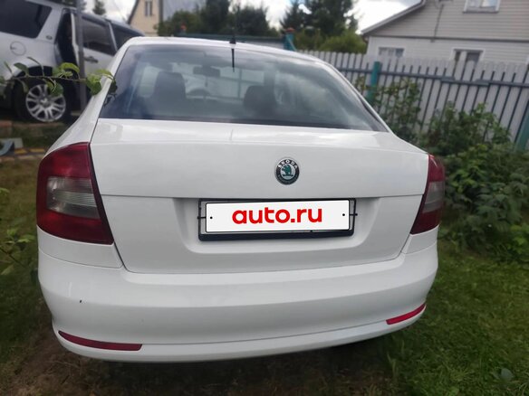 2011 Skoda Octavia II (A5) Рестайлинг, белый - вид 3