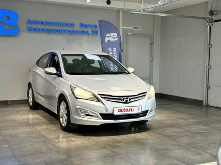 2016 Hyundai Solaris I Рестайлинг, серебристый, 980000 рублей, вид 3
